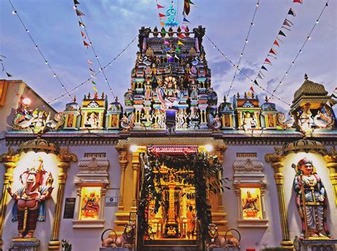  Sri Mahamariamman Temple -  화려한 색채와 고대 신비로 가득한 마술의 공간!